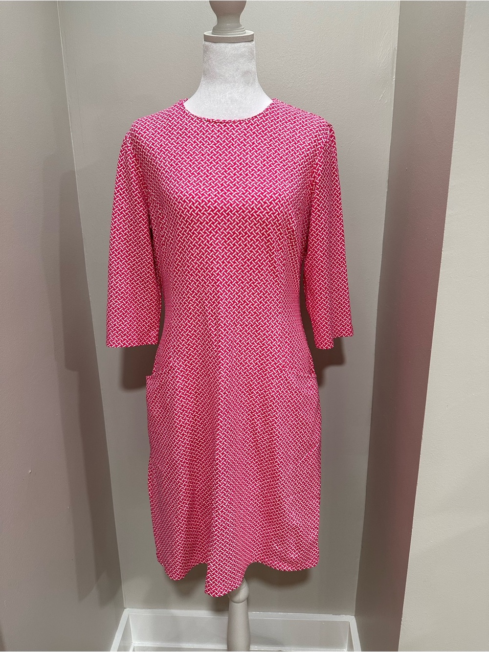 J McLaughlin Bright Pink Geo-Pattern Midi Dress with Three-Quarter Sleeves